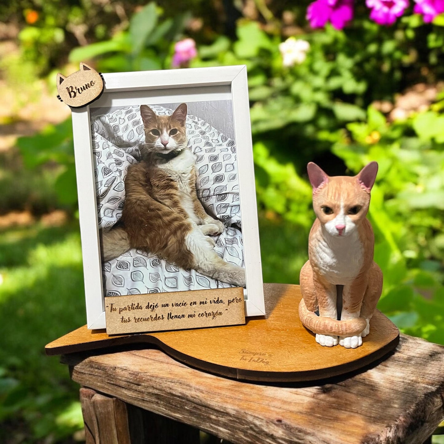 Replica de Mascota con Base en forma de Hueso y Foto